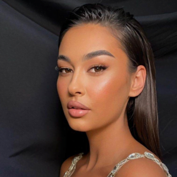 Nuk përmbahet Adrola Dushi, shfaqet super joshëse