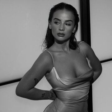 Rina Balaj duket provokuese në pozat e reja në bikini rozë