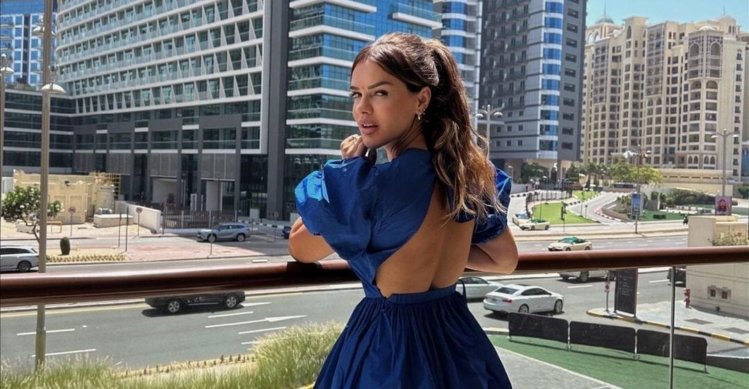 ariana Ja huq keq me veshje Ariana, del me shoqëri me fustan për dasma