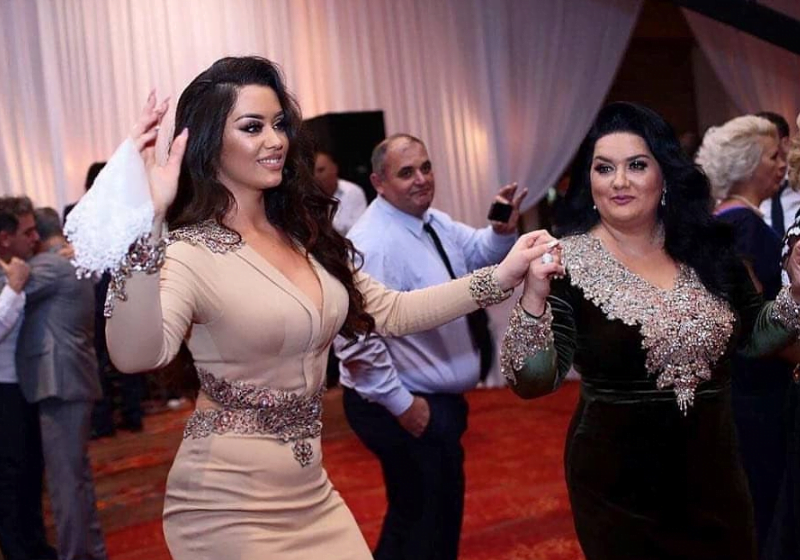 Kunata e Egzonës bëhet gati për të dalë, ka zgjedhur këtë veshje provokative