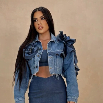 Elita bëhet gati për të dalë, shfaqet me veshje dhe stilin e flokëve më të veçantë që keni parë deri tani