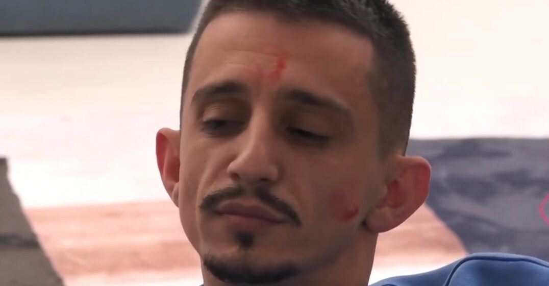 Vajzat nuk e lënë ‘rehat’ Gani Gërminë – Brikena e puth disa herë duke i lënë shenja në fytyrë