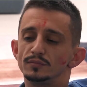 Vajzat nuk e lënë ‘rehat’ Gani Gërminë – Brikena e puth disa herë duke i lënë shenja në fytyrë