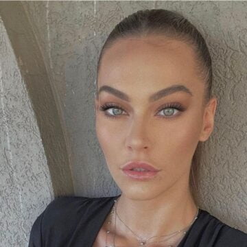 Gresa e ka harruar krejtësisht Andin, shfaqet në shoqëri të një bukuroshi