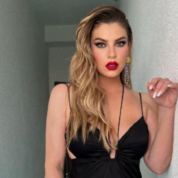 Leonora është rregulluar bukur e është mbushur me qafore, i dashuri i saj do të çmendet nga kjo pamje