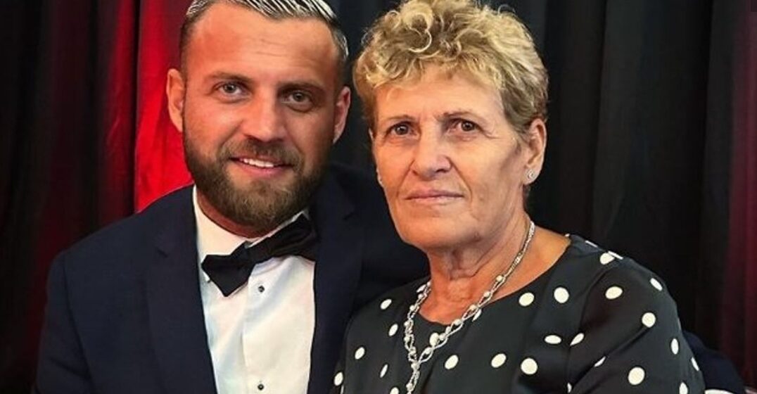 ‘Mirupafshim mama’, Luizi e përcjell nënën me lot në sy