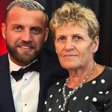 ‘Mirupafshim mama’, Luizi e përcjell nënën me lot në sy