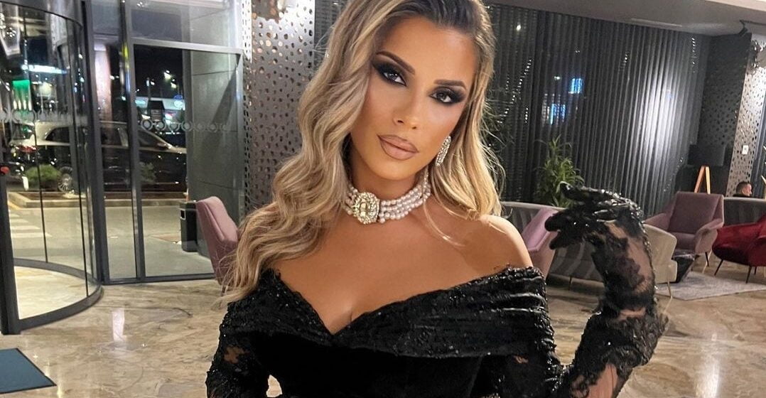 Nusja e Labit sapo doli nga frizerka, është rregulluar si ‘loҫkë’ dhe ka vënë një palë vathë gjigant