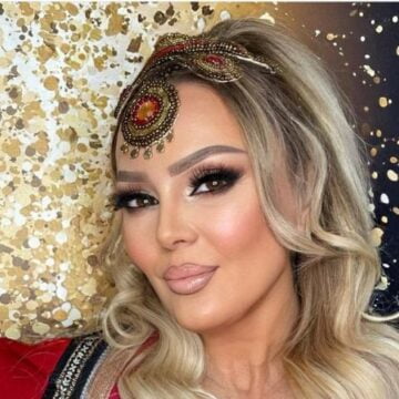 Violeta fotografohet nga afër, fytyra e saj ka përfunduar në këtë gjendje