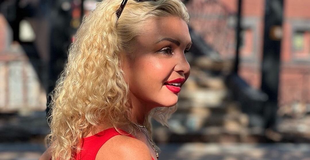 Vjollca lajmërohet nga frizerka, qenka transformuar krejt në pamje me flokët e zgjatura