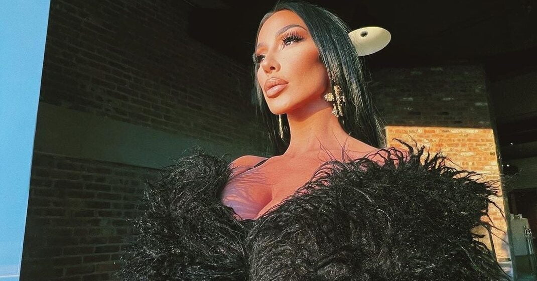 Flaka Krelani shkojë në Amerikë për t’u bërë yll i muzikës, ekspozon gjoksin e saj seksi