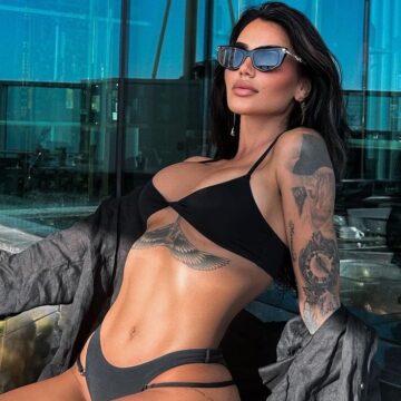 Morena si një super-bombë, shfaqet në mesin e dy djemve bukurosha