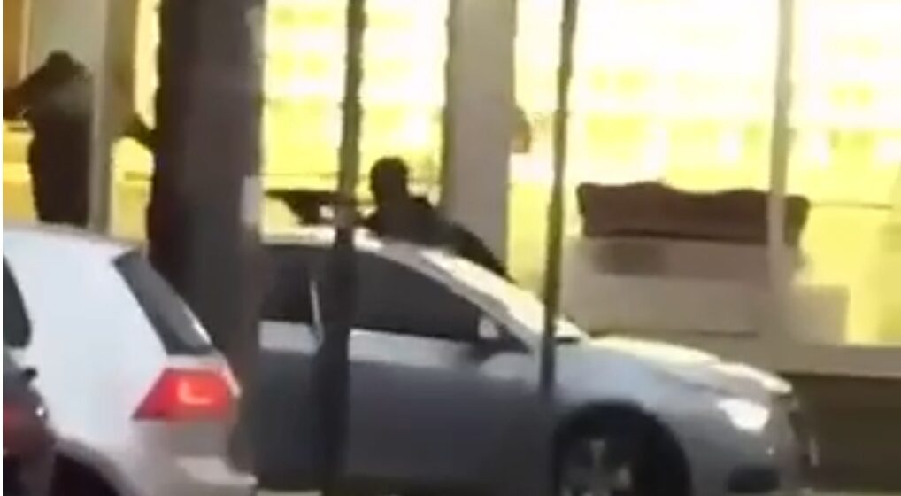 Pla Katër vetë plaçkitin një argjendari në Suharekë – plagoset një polic (VIDEO)