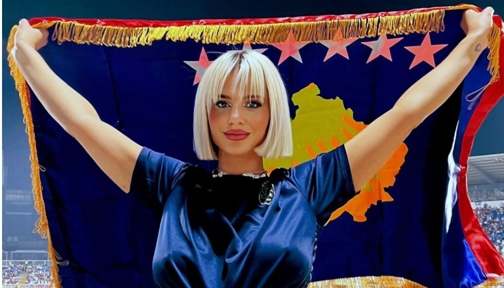 Kush është tifozja bukuroshe shqiptare që tërhoqi vëmendje në stadiumin “Air Albania”?