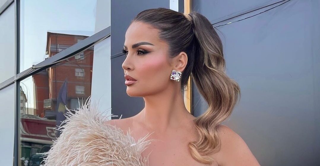 Ryva Ryva ka dalë me shoqe, është veshur e rregulluar si një ‘damë’ e vërtetë