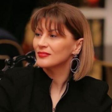 Alma Bektashi është kfjellë pas ndarjes nga burri, po duket si nuse me fustanin që ka veshur