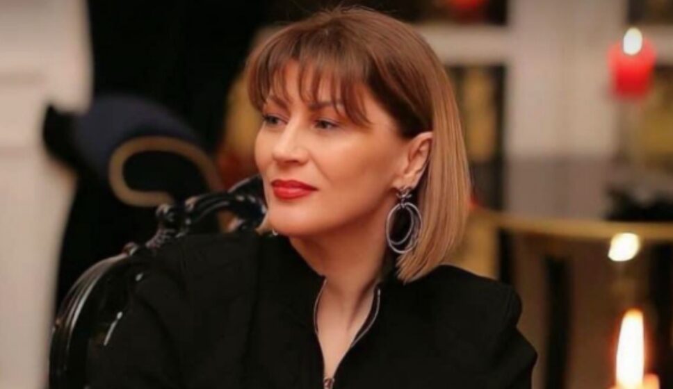 Alma Bektashi është kfjellë pas ndarjes nga burri, po duket si nuse me fustanin që ka veshur