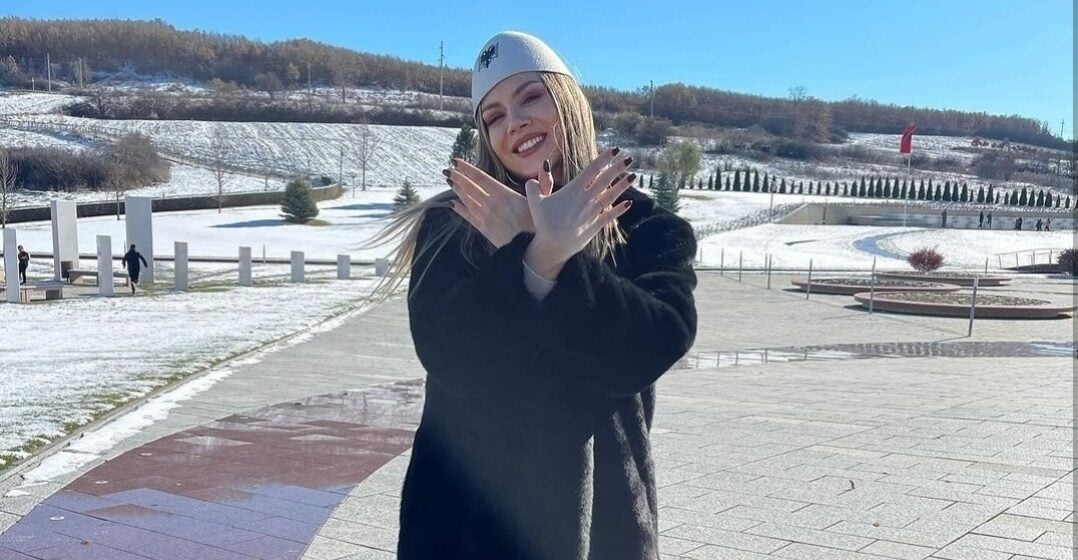 Këngëtarja rumune, Andreea Vilcan viziton Prekazin për 28 Nëntor, bën shqiponjën