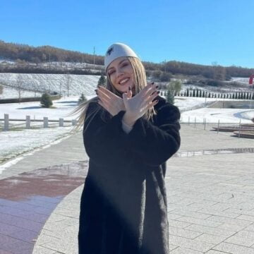 Këngëtarja rumune, Andreea Vilcan viziton Prekazin për 28 Nëntor, bën shqiponjën