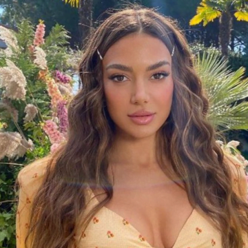 Elvana Gjata rrezikon shumë me fustanin e fundit, zbulon ‘zogun’ pa pikë turpi