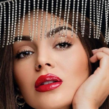 fifii Fifi grua e martuar e nënë e një fëmijë, por zbulon shumë me fustanin super të shkurtër