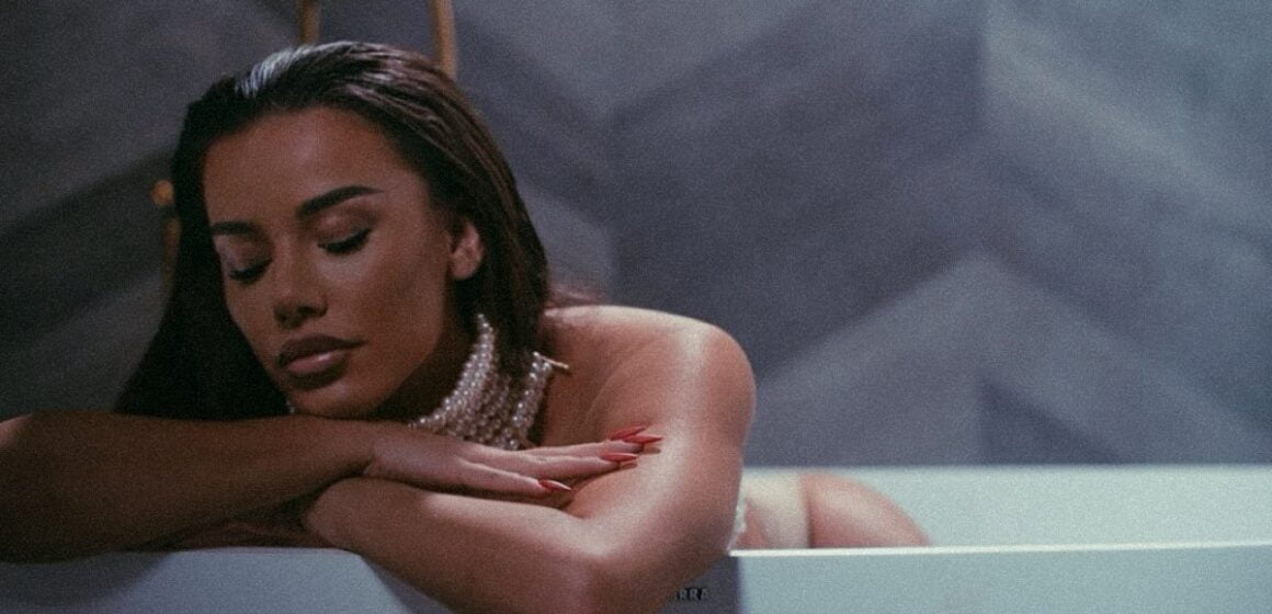 tayna Tayna “çmend” ndjekësit, publikon pamje e zhveshur nga banjo