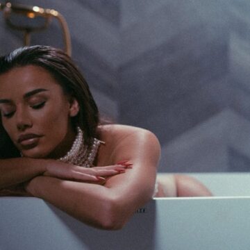 Tayna “çmend” ndjekësit, publikon pamje e zhveshur nga banjo