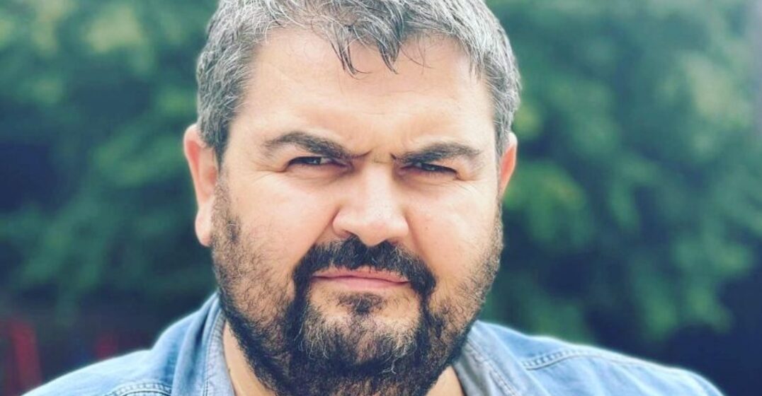 ‘Orhani’ nga ‘Kafeneja jonë’ sot feston ditëlindjen, nuk do ta besoni sa vite i mbushi ai