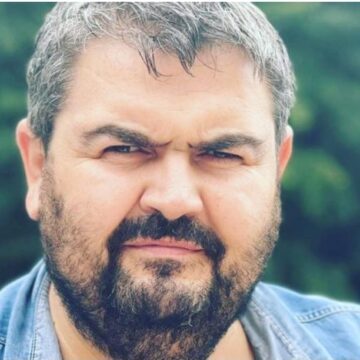 ‘Orhani’ nga ‘Kafeneja jonë’ sot feston ditëlindjen, nuk do ta besoni sa vite i mbushi ai