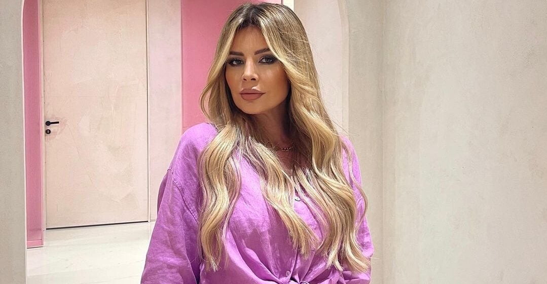 Mimoza Mustafa po mundohet t’i fshehë rrudhat me filtera të Instagramit dhe po ia del shumë mirë