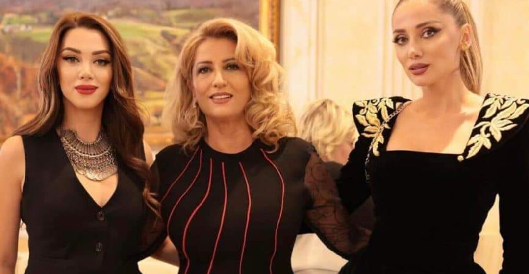 Shkurte Fejza sikur shoqe me vajzat e saj, duken të lumutura