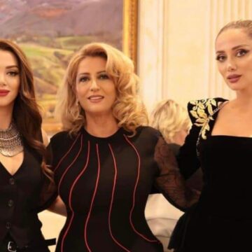 Shkurte Fejza sikur shoqe me vajzat e saj, duken të lumutura