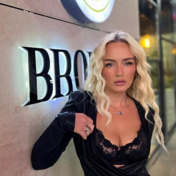 adriana-1 Edhe kjo nuk pritej nga deputetja e njohur Adriana Matoshi, ajo e bëri “hor” partinë e vet me këtë veprim