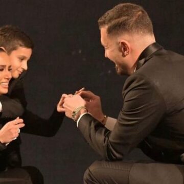 Donaldi bëhet romantik, i propozon martesë Bora Zemanit në premierën e filmit, ajo fillon të qajë