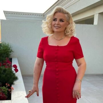 Nëna dhe kunata e Leartës shfaqen të veshura me fustana të njëjtë, re e vjehërr po duken si motra ‘binjake’