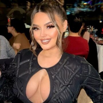 Enca pozon pranë Bredhit të Vitit të Ri, por e gjithë vëmendja bie mbi gjoksin e saj gjigant