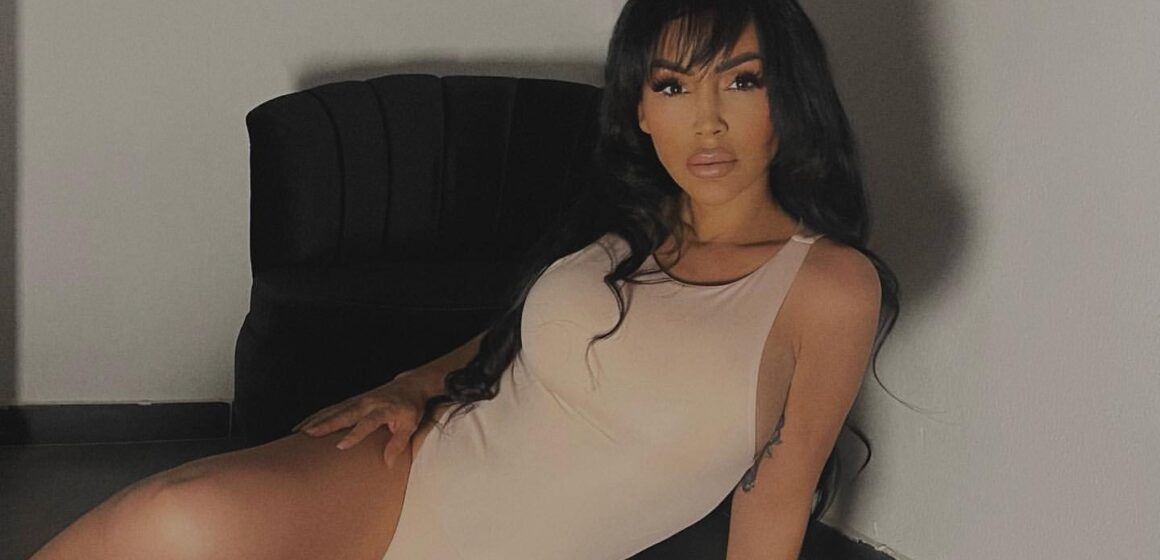 Fjolla çmend ndjeksit me këtë pamje, ka ekspozuar të pasmet më shumë se që duhet