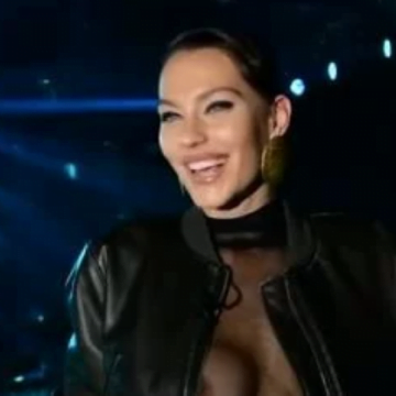 Gresa bëhet ‘hor’ në një intervistë live, i del komplet gjoksi dhe ky është reagimi i saj (PAMJE)