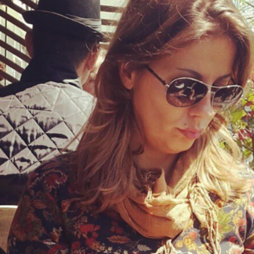 Reja e Nexhat Dacit dekoron shtëpinë për Vitin e Ri, nuk mungon as fotografia e burrit të saj të ndjerë