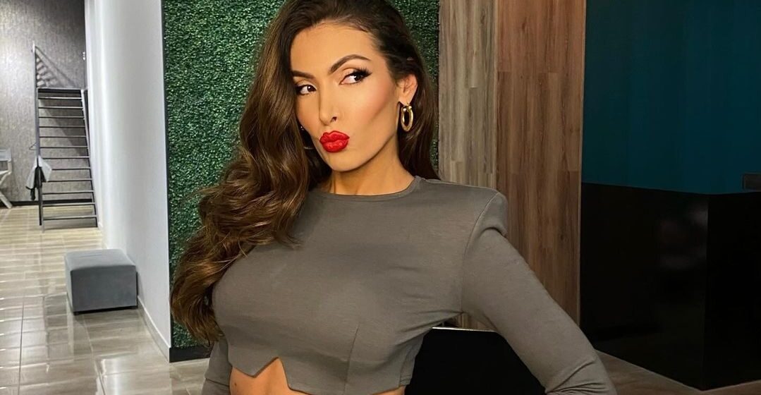 E tepron Nora Istrefi, ekspozon këtë pjesë të trupit në këtë veshje provokuese