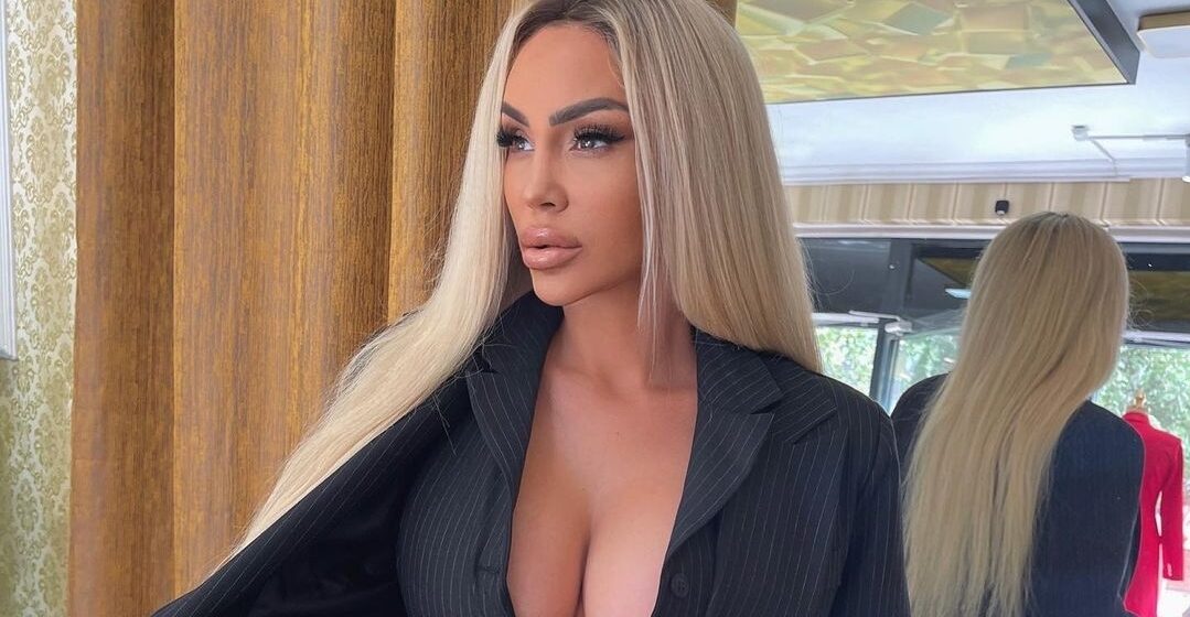 Fjolla Fjolla e ka nisë shumë ‘nxehtë’ vitin 2024, ekspozon këmbët dhe gjoksin më shumë se ҫ’duhet