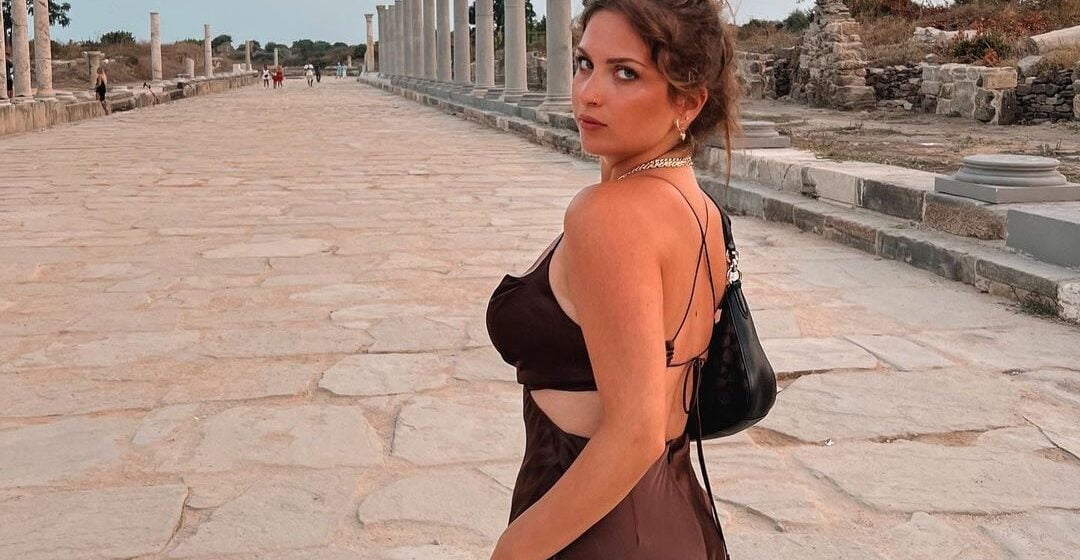 Çikës së Remzie Osmanit i ka dalë vera në pikë të dimrit, ajo i ka zbuluar këmbët në këtë të ftohtë