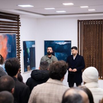 16 vepra arti shpalosen në ekspozitën “Përtej errësirës” të artistit Gent Smani