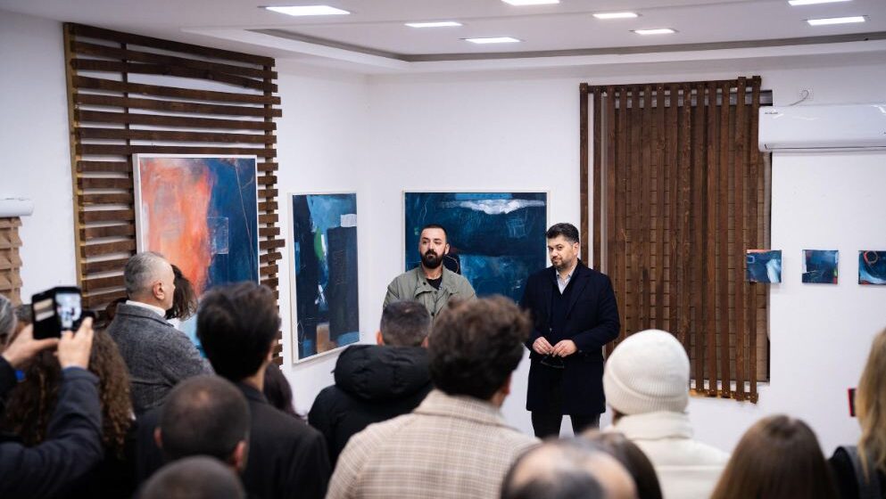 16 vepra arti shpalosen në ekspozitën “Përtej errësirës” të artistit Gent Smani