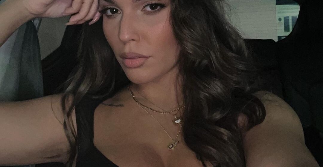 Kejsi ia qet flakën rrjetit, provokon rëndë me poza të zjarrta nga pushimet