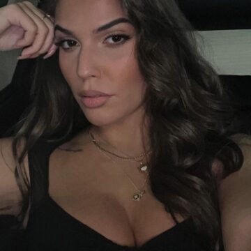 Kejsi ia qet flakën rrjetit, provokon rëndë me poza të zjarrta nga pushimet