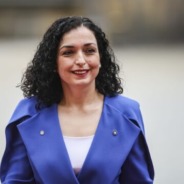 European Political Community summit in Prague Presidentja Osmani tregon se pse nuk i drejton flokët, por i mbanë gjithmonë kaҫurrela