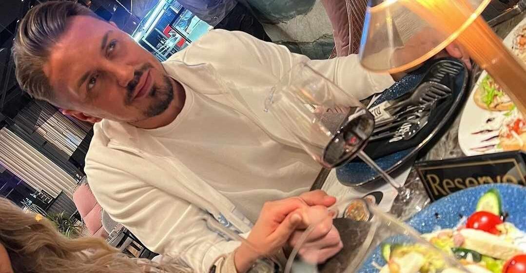 blerooo E dashura e Bleros del e veshur me miniq, po duket aq seksi sa do ta ‘tranoi’ këngëtarin