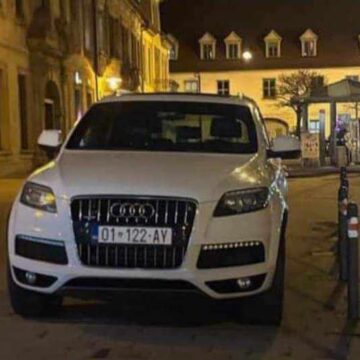 “Shqiptarët e bëjnë më së miri”, kosovari parkon veturën në mes të trotuarit në Gjermani (FOTO)