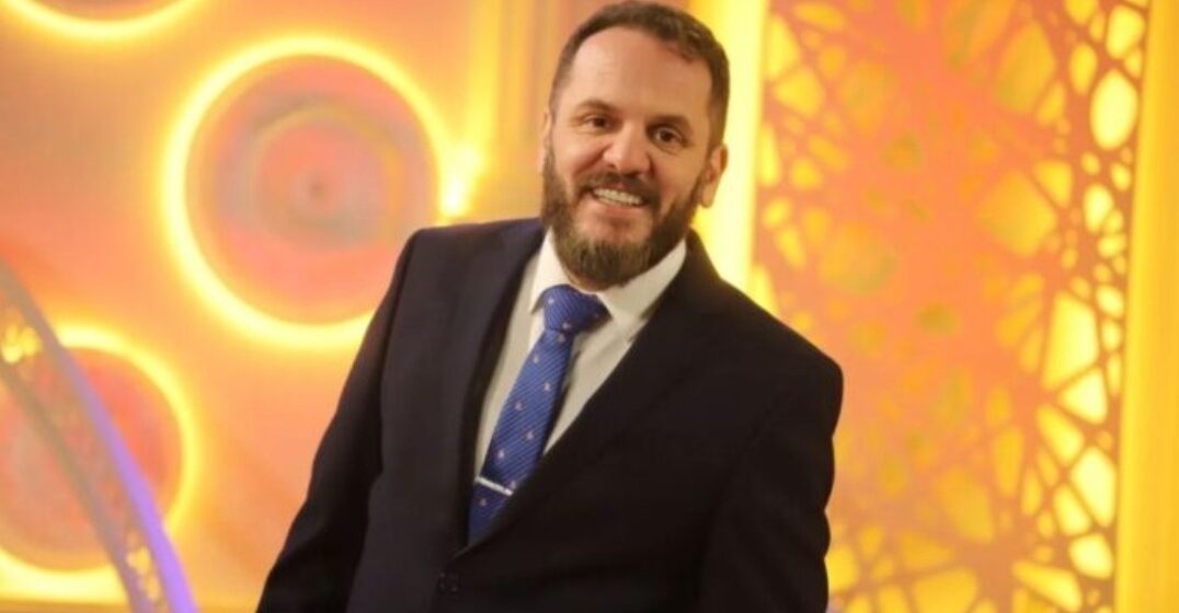 Valon Maloku U bë ‘milioner’ me “Its my Love”, Valon Maloku pozon para veturës super-luksoze